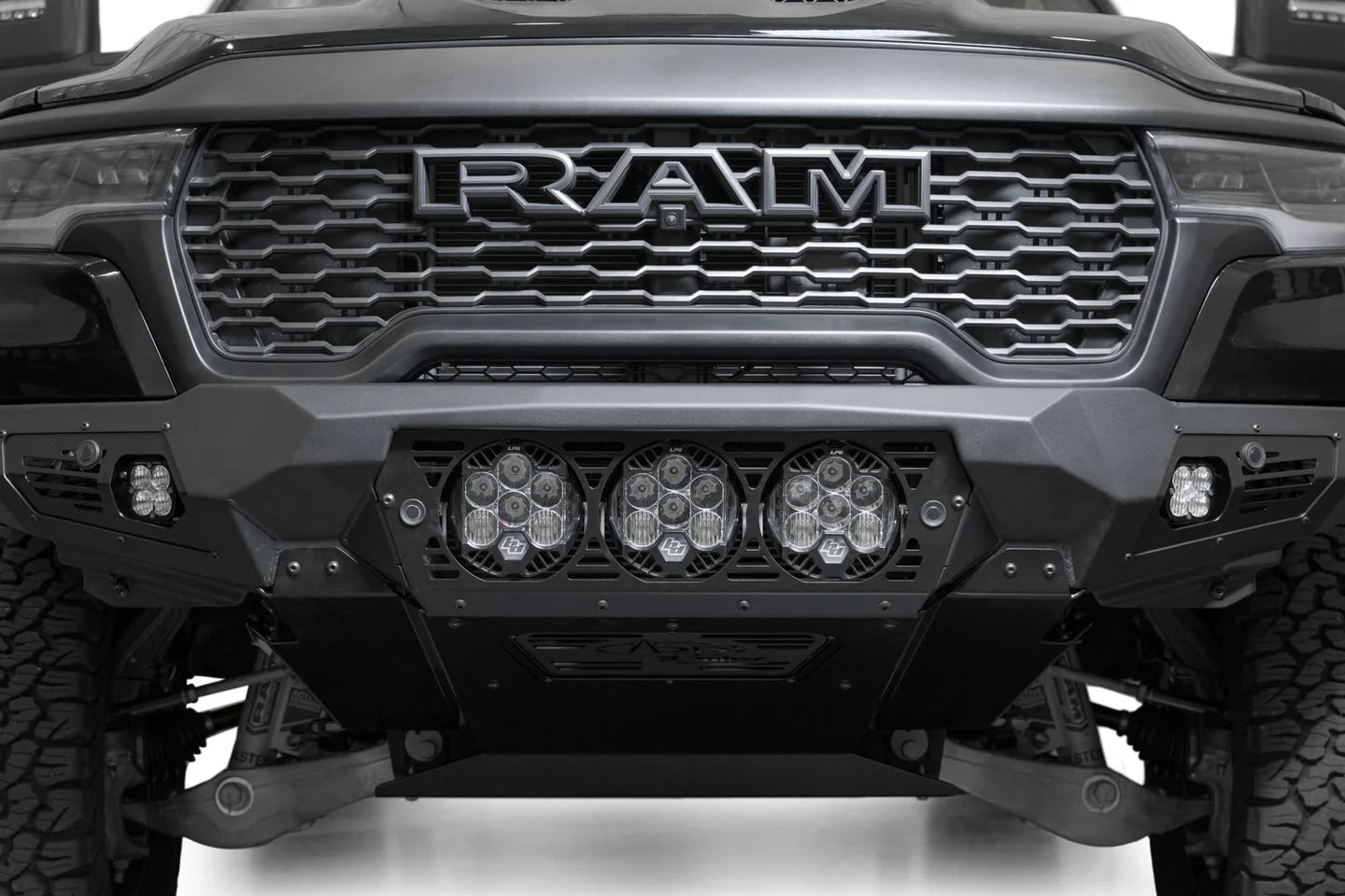 Передний силовой бампер Bomber для Dodge RAM 1500 RHO, под три фары Baja Designs LP6, Addictive Desert Designs — фото 3