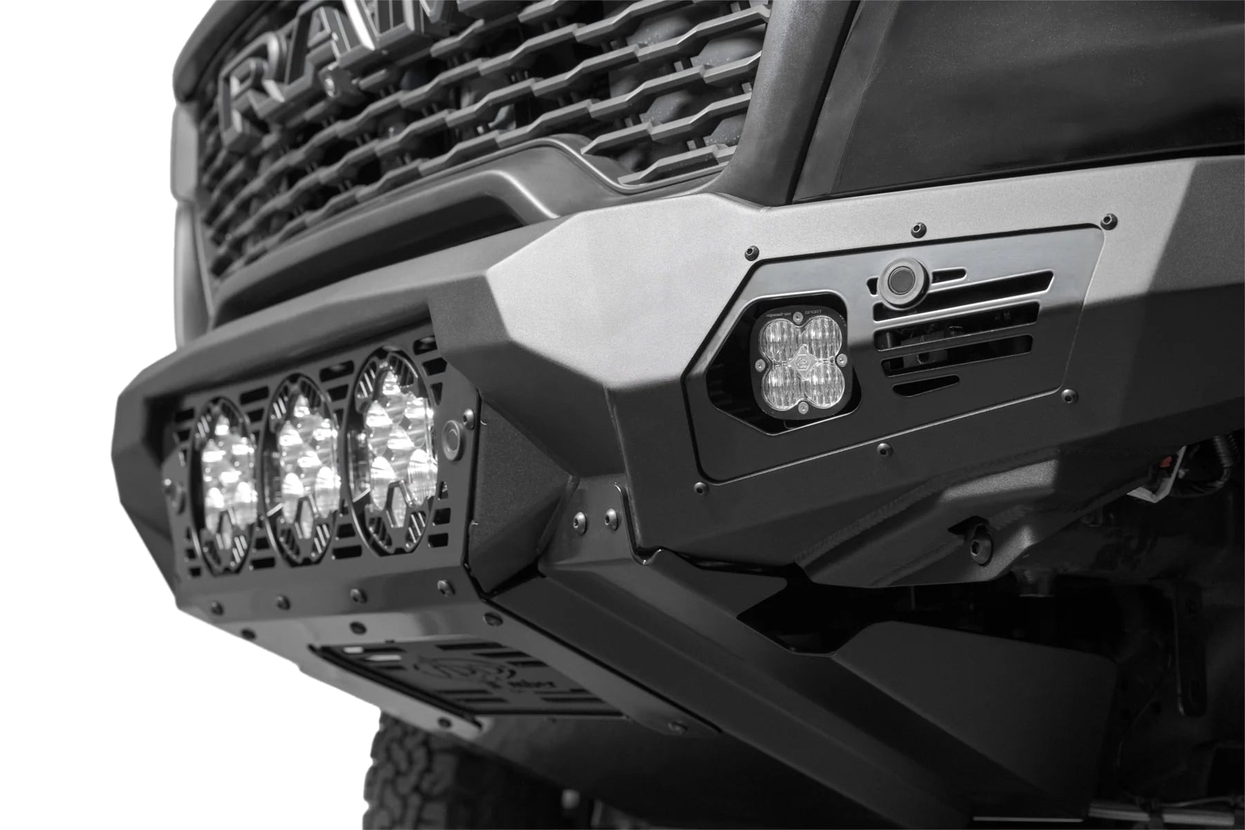 Передний силовой бампер Bomber для Dodge RAM 1500 RHO, под три фары Baja Designs LP6, Addictive Desert Designs — фото 4