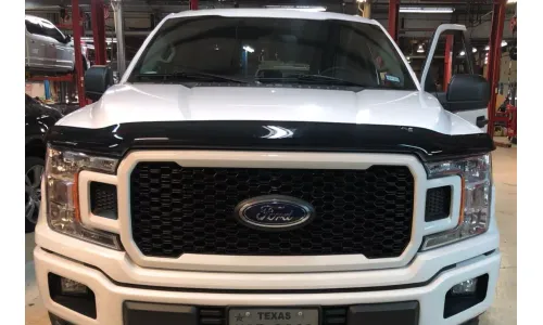 Защита капота дефлектор AVS BugFlector для грузовика Ford F150 2015-2020 годов выпуска — фото 1