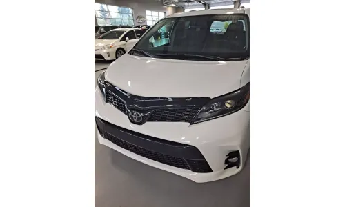 Защитный дефлектор капота AVS BugFlector для Toyota Sienna 2011-2020 годов выпуска — фото 1
