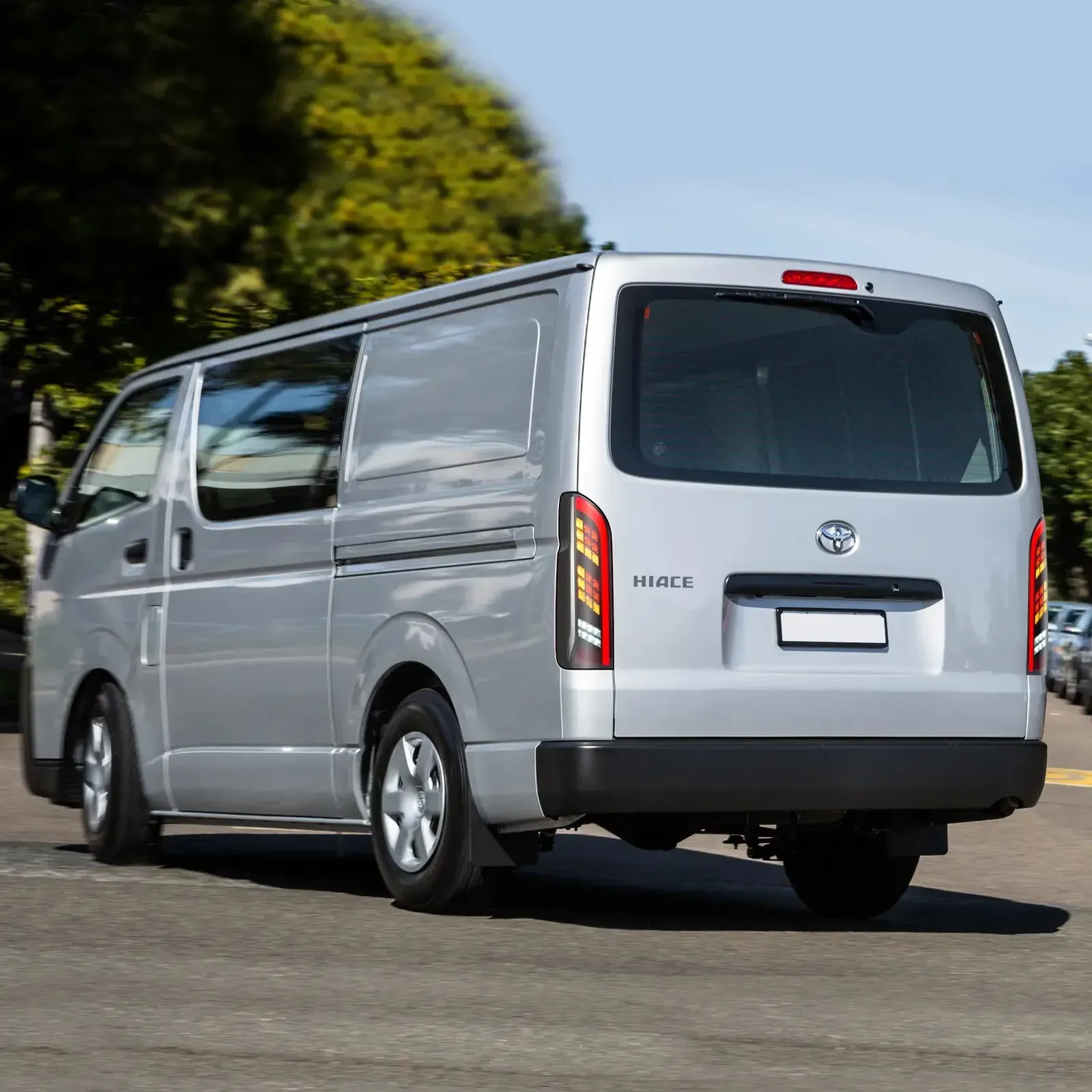 Задние LED-фонари VLAND последовательный поворотник прозрачные для Toyota Hiace H200 (2004-2019) — фото 7