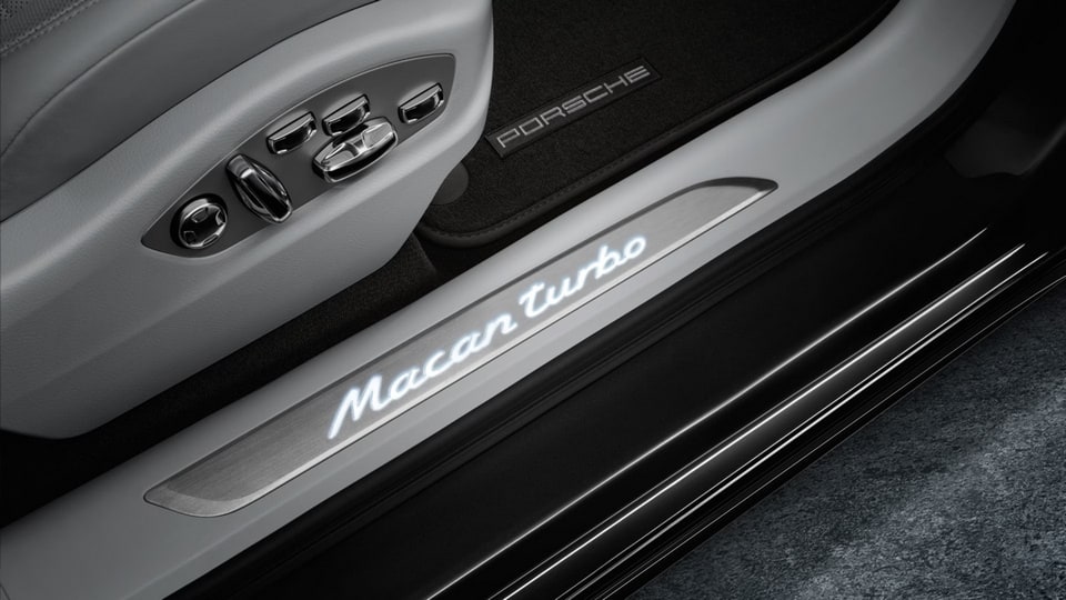 Накладки порогов из шлифованного алюминия с подсветкой, «Macan turbo» для Porsche Macan 95B — фото 1