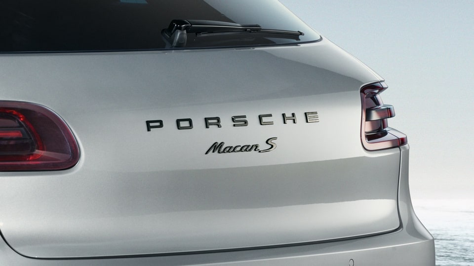 Задняя надпись и обозначение модели, чёрный глянцевый для Porsche Macan 95B — фото 1