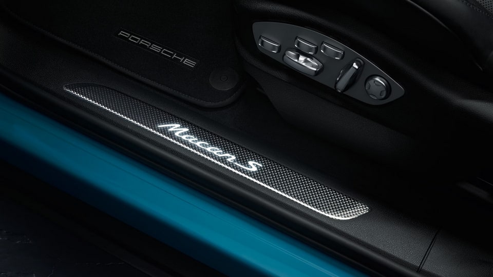 Карбоновые накладки порогов с подсветкой, «Macan S» для Porsche Macan 95B (2019–2021), Macan 95B (2021–) — фото 1