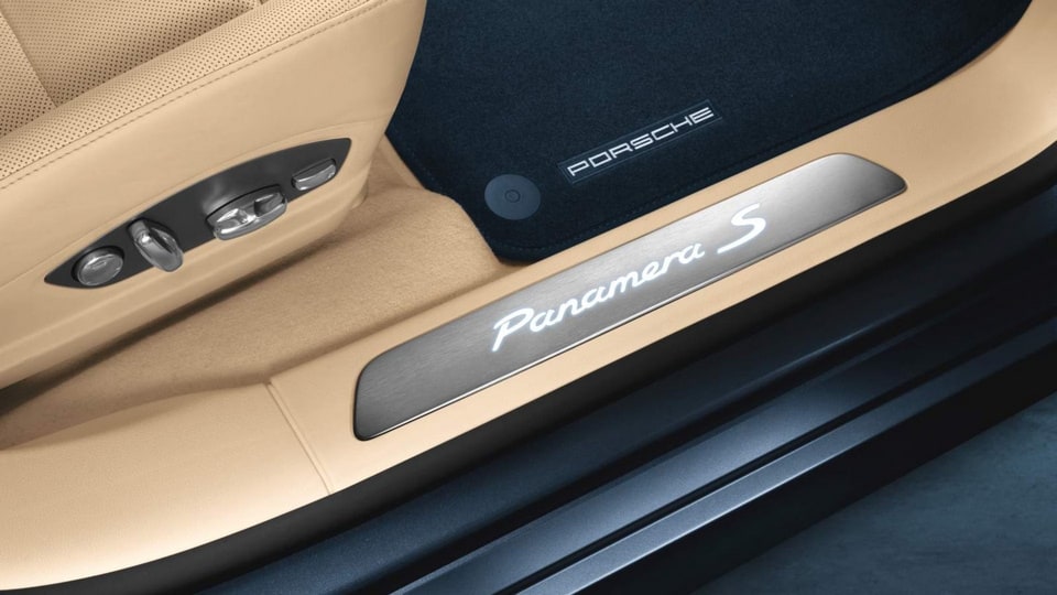 Накладки порогов из шлифованного алюминия с подсветкой, «Panamera S», 4 шт., с 2012 для Porsche Panamera 970, Panamera 970 рестайлинг — фото 1