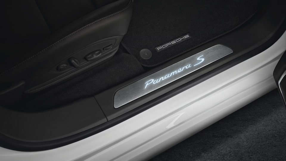 Накладки порогов из шлифованного алюминия с подсветкой, «Panamera 4S», 4 шт. для Porsche Panamera 970 рестайлинг Executive — фото 1