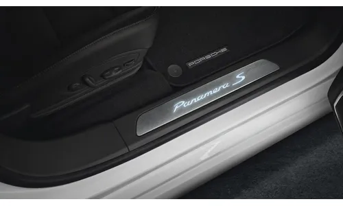 Накладки порогов из шлифованного алюминия с подсветкой, «Panamera 4S», 4 шт. для Porsche Panamera 970 рестайлинг Executive — фото 1