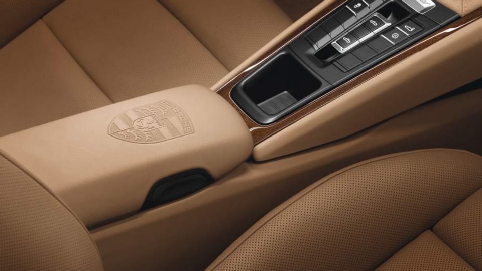 Кожаная крышка отсека центральной консоли с гербом, бежевый luxor beige для Porsche Boxster/Cayman 981, 911 991.1 — фото 1