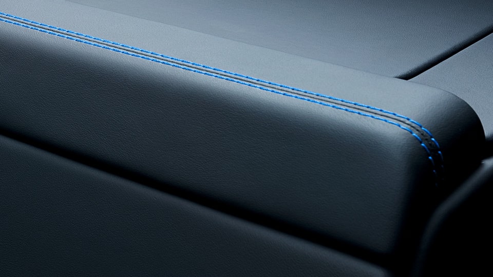 Чёрная декоративная панель багажного бокса салона, синяя Speed Blue строчка для Porsche 911 992.2 GT3 — фото 1