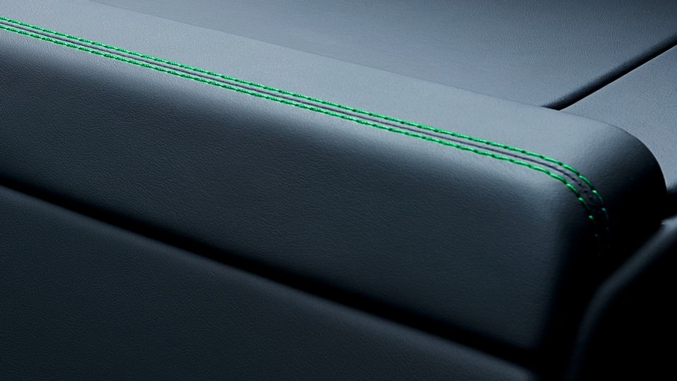 Чёрная декоративная панель багажного бокса салона, зелёная Python Green строчка для Porsche 911 992.2 GT3 — фото 1