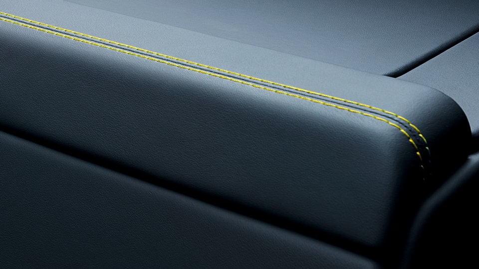 Чёрная декоративная панель багажного бокса салона, жёлтая Racing Yellow строчка для Porsche 911 992.2 GT3 — фото 1