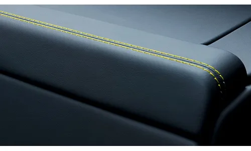 Чёрная декоративная панель багажного бокса салона, жёлтая Racing Yellow строчка для Porsche 911 992.2 GT3 — фото 1