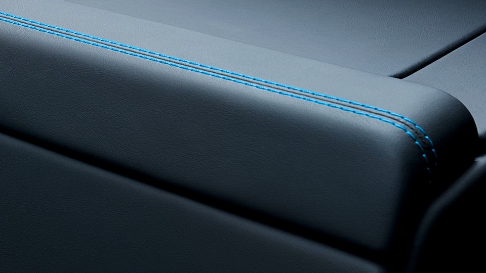 Чёрная декоративная панель багажного бокса салона, синяя Riviera Blue строчка для Porsche 911 992.2 GT3 — фото 1