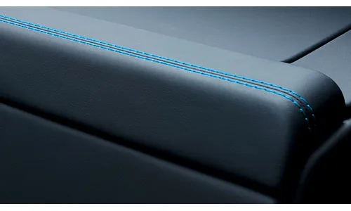 Чёрная декоративная панель багажного бокса салона, синяя Riviera Blue строчка для Porsche 911 992.2 GT3 — фото 1