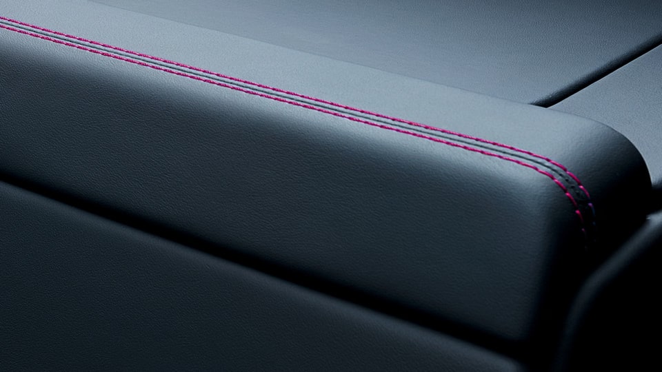 Чёрная декоративная панель багажного бокса салона, рубиновая Ruby Star Neo строчка для Porsche 911 992.2 GT3 — фото 1
