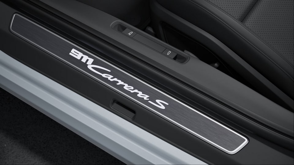 Накладки порогов с белой подсветкой, шлифованный алюминий Dark Silver, Carrera S для Porsche 911 992.1, 911 992.2 — фото 1