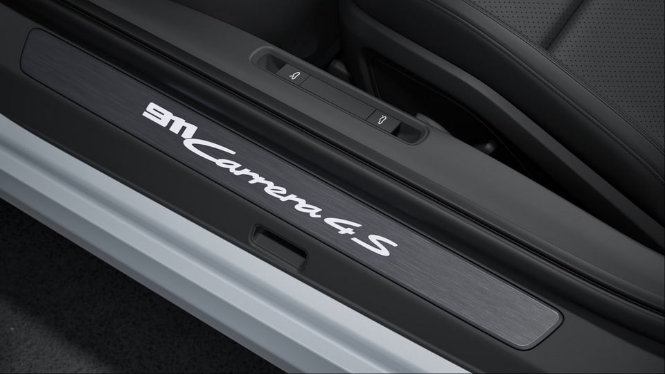 Накладки порогов с белой подсветкой, шлифованный алюминий Dark Silver, Carrera 4S для Porsche 911 992.1, 911 992.2 — фото 1