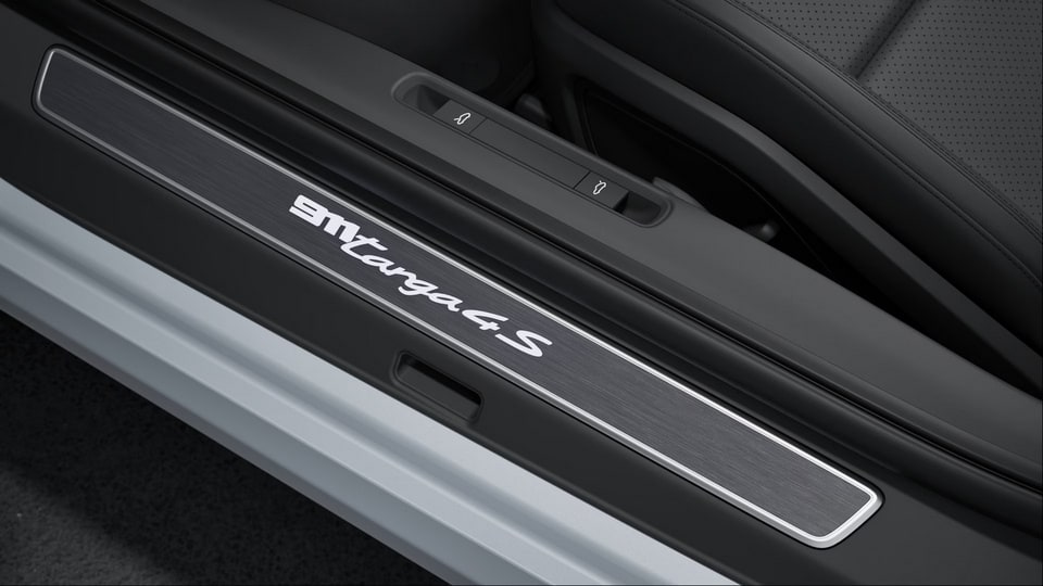 Накладки порогов с белой подсветкой, шлифованный алюминий Dark Silver, targa 4S для Porsche 911 992.1 Targa, 911 992.2 Targa — фото 1