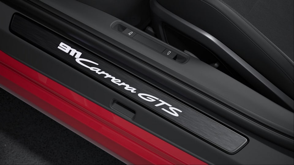 Чёрные накладки порогов из шлифованного алюминия с подсветкой, «Carrera GTS», 2 шт. для Porsche 911 992.1, 911 992.2 — фото 1