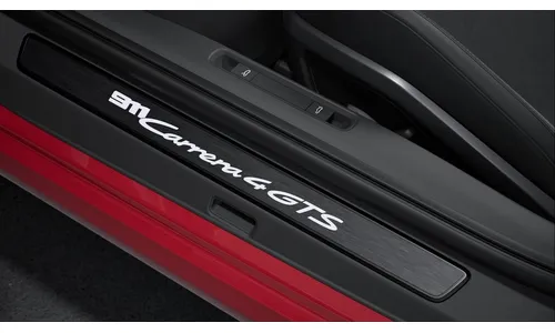 Чёрные накладки порогов из шлифованного алюминия с подсветкой, «Carrera 4 GTS», 2 шт. для Porsche 911 992.1, 911 992.2 — фото 1