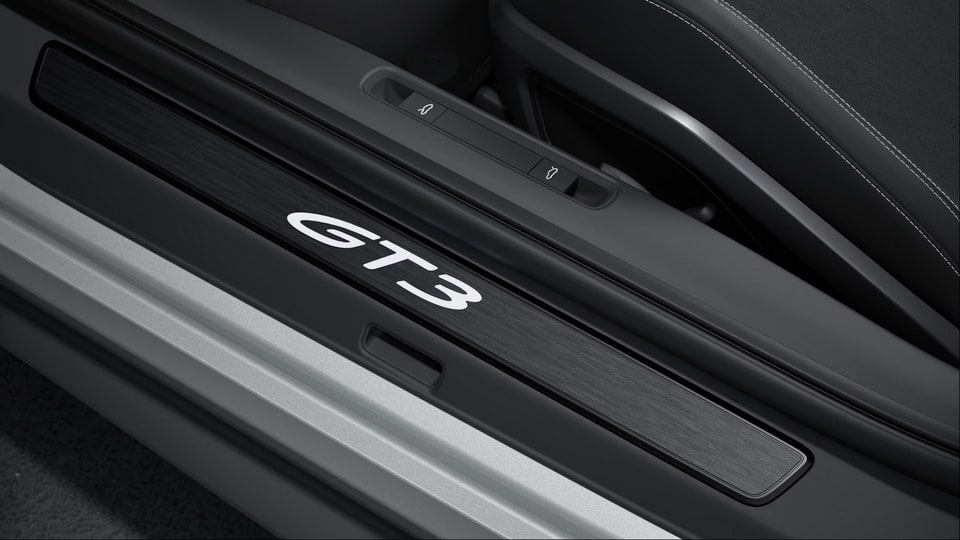 Чёрные накладки порогов из шлифованного алюминия с подсветкой, «GT3», 2 шт. для Porsche 911 992.1 GT3, 911 992.2 GT3 — фото 1