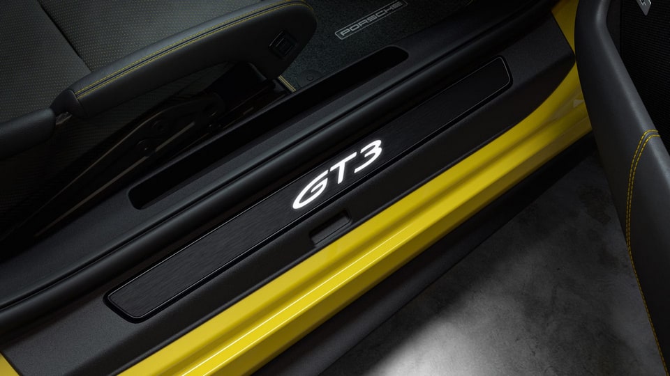 Чёрные накладки порогов из шлифованного алюминия с подсветкой, «GT3», 2 шт. для Porsche 911 992.1 GT3, 911 992.2 GT3 — фото 2