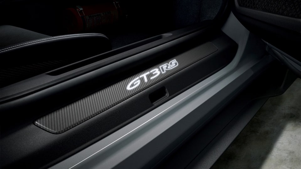 Накладки порогов с белой подсветкой, матовый карбон, GT3 RS для Porsche 911 992.1 GT3 RS — фото 1