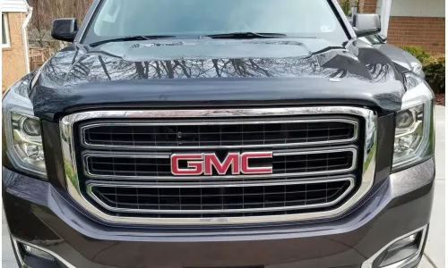 Защитный дефлектор капота AVS BugFlector для GMC Yukon & XL 2015-2020 годов выпуска — фото 1