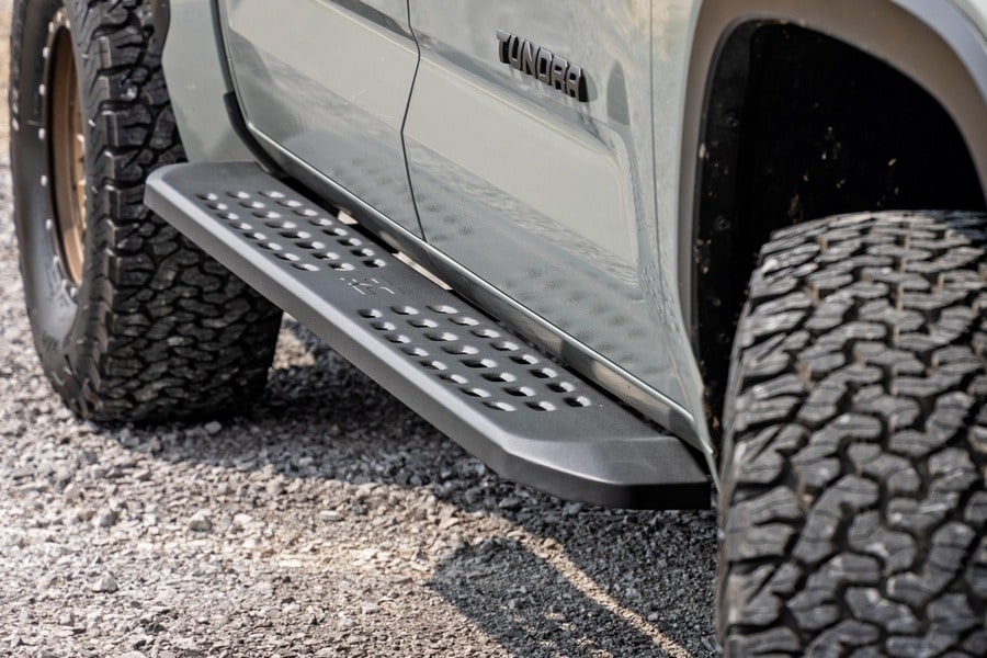 Боковые подножки RPT2, кабина Crew Cab, чёрные, Toyota Tundra III, Rough Country — фото 7