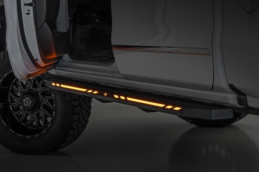 Боковые подножки AC2, янтарный и белый свет, кабина Crew Cab, Rough Country — фото 7
