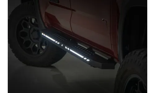 Боковые подножки AC2, янтарный и белый свет, кабина CrewMax, Toyota Tundra III, Rough Country — фото 1