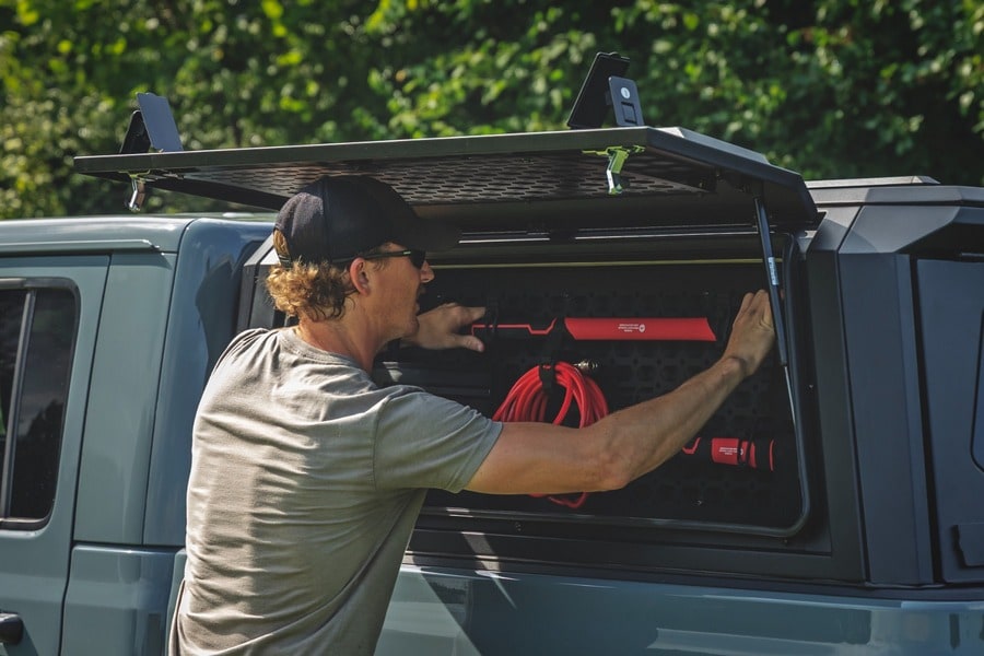 Боковой отсек кунга с панелью MOLLE, со стороны водителя, Jeep Gladiator JT, Rough Country — фото 6