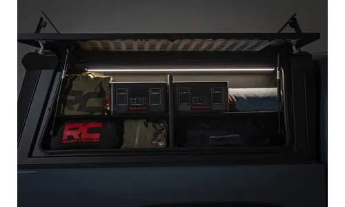 Боковой отсек кунга с полками, со стороны пассажира, Jeep Gladiator JT, Rough Country — фото 3