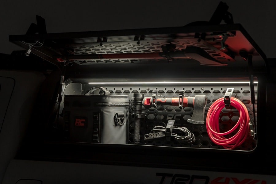 Боковой отсек кунга с панелью MOLLE, со стороны водителя, Toyota Tacoma III, Rough Country — фото 2