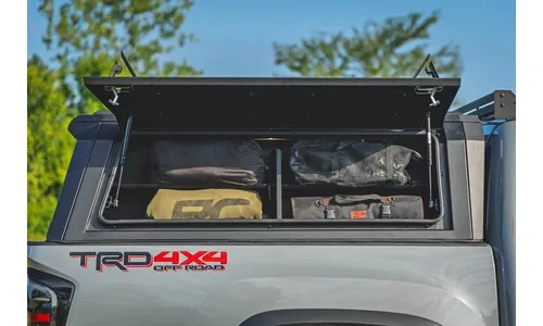 Боковой отсек кунга с полками, со стороны пассажира, Toyota Tacoma III, Rough Country — фото 3