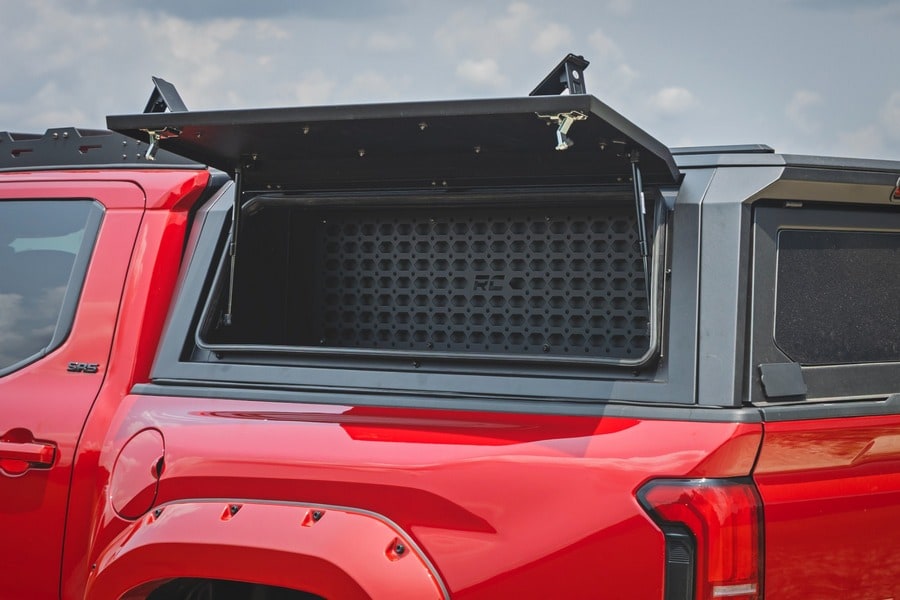 Боковой отсек кунга с панелью MOLLE, со стороны водителя, Toyota Tacoma IV, Rough Country — фото 4
