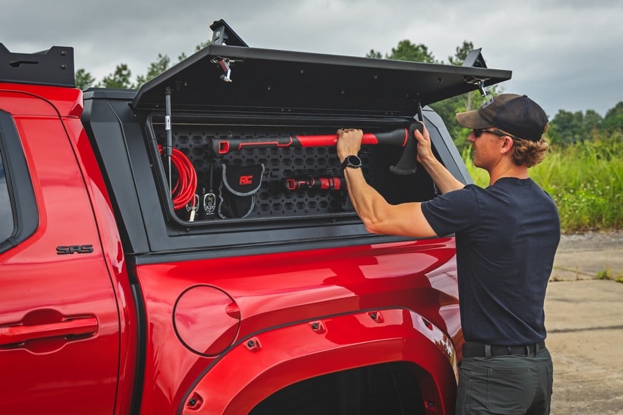Боковой отсек кунга с панелью MOLLE, со стороны водителя, Toyota Tacoma IV, Rough Country — фото 5