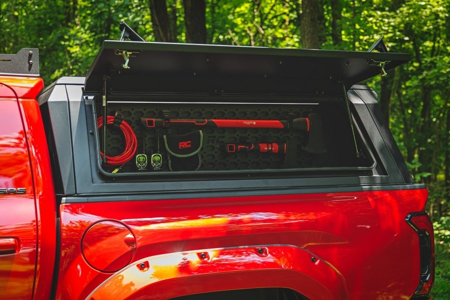 Боковой отсек кунга с панелью MOLLE, со стороны водителя, Toyota Tacoma IV, Rough Country — фото 6