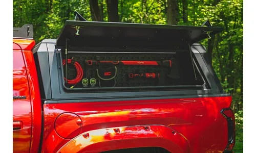 Боковой отсек кунга с панелью MOLLE, со стороны водителя, Toyota Tacoma IV, Rough Country — фото 6