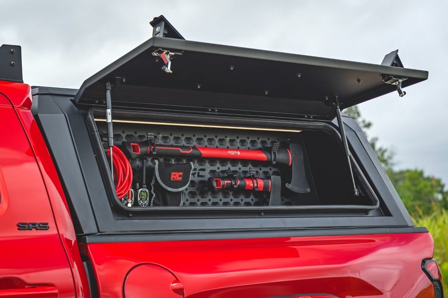 Боковой отсек кунга с панелью MOLLE, со стороны водителя, Toyota Tacoma IV, Rough Country — фото 7