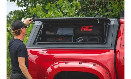 Боковой отсек кунга с полками, со стороны пассажира, Toyota Tacoma IV, Rough Country — фото 4