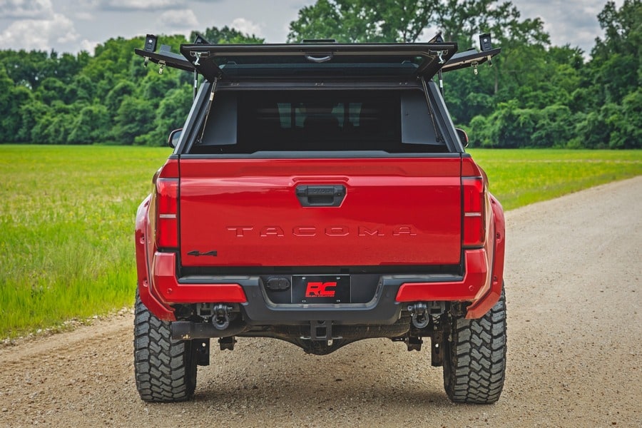 Боковой отсек кунга с полками, со стороны пассажира, Toyota Tacoma IV, Rough Country — фото 7