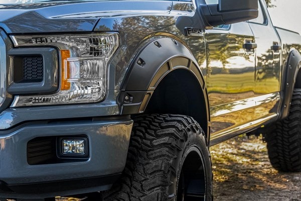 Расширители колёсных арок Defender, цвет J7 Magnetic Gray, Ford F-150 (2015–2020), Rough Country — фото 5