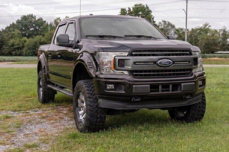Расширители колёсных арок SF1, цвет UH Tuxedo Black Metallic, Ford F-150 (2018–2020), Rough Country — фото 6