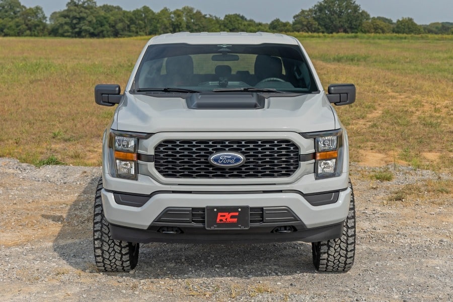 Декоративная накладка-воздухозаборник капота, цвет E2 Magma Red, Ford F-150 (2021–2026), Rough Country — фото 6