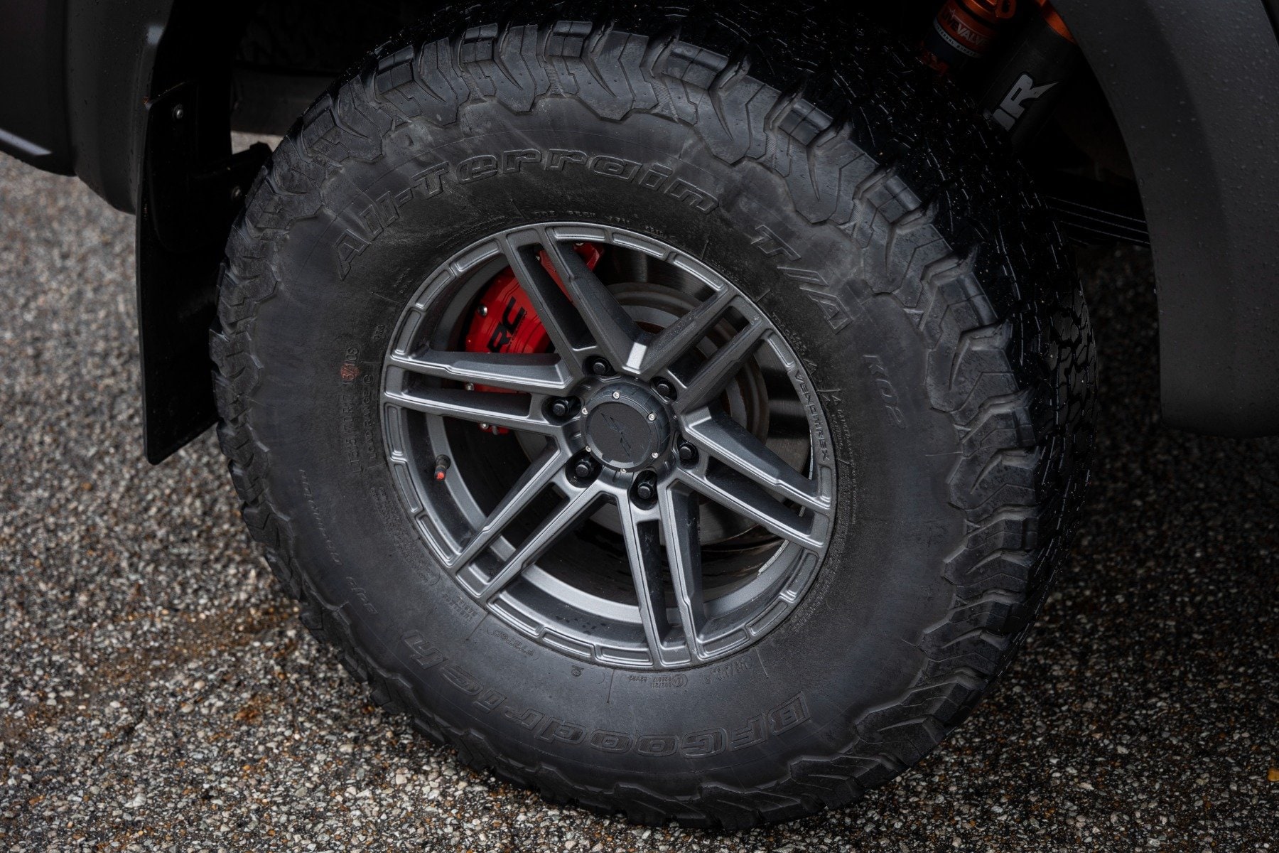 Накладки задних суппортов, красные, для Ford F-150 (2012–2020) / Expedition, электрический стояночный тормоз, Rough Country — фото 5