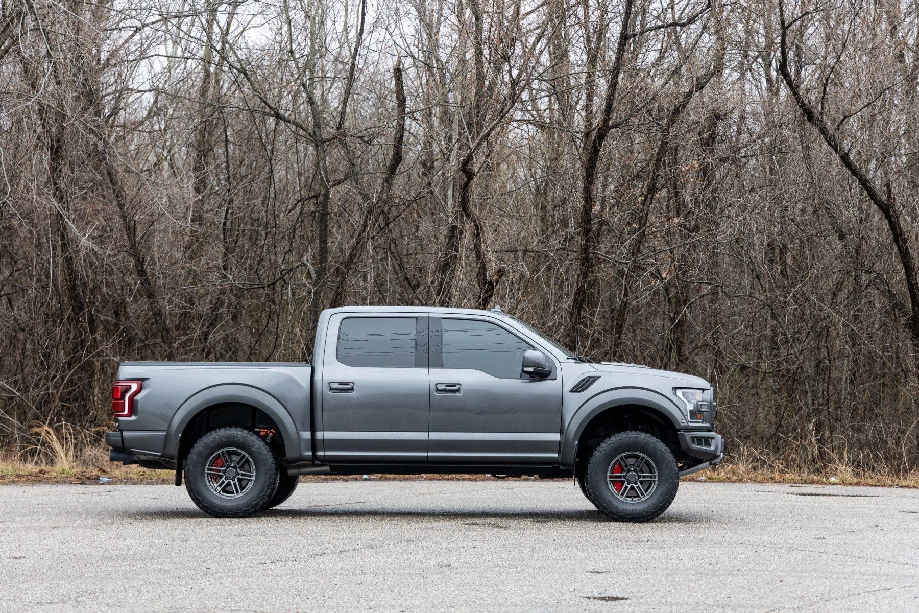 Накладки передних и задних суппортов, красные, для Ford F-150 (2012–2020) / Expedition, электрический стояночный тормоз, Rough Country — фото 3