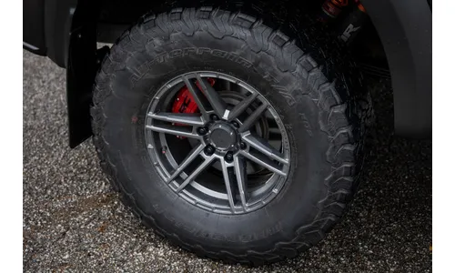 Накладки передних и задних суппортов, красные, для Ford F-150 (2012–2020) / Expedition, электрический стояночный тормоз, Rough Country — фото 4