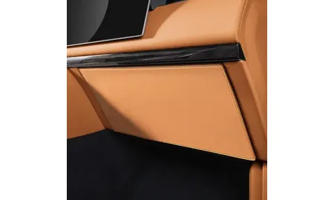 Защитный коврик для перчаточного ящика пассажира Zeekr 9X (с декоративной наклейкой) — фото 1