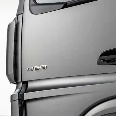 Шильдик 63 (левый) Mercedes-Benz Actros, темный хром — фото 1